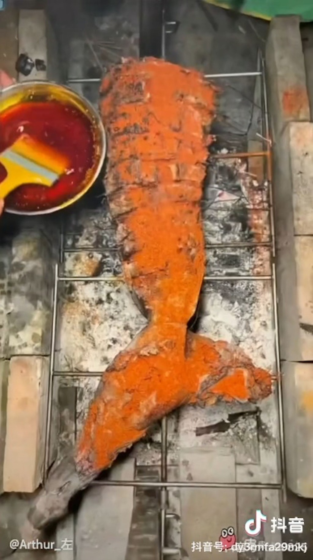 鲨鱼尾部用来烧烤，鱼体上洒满了红色调料。
