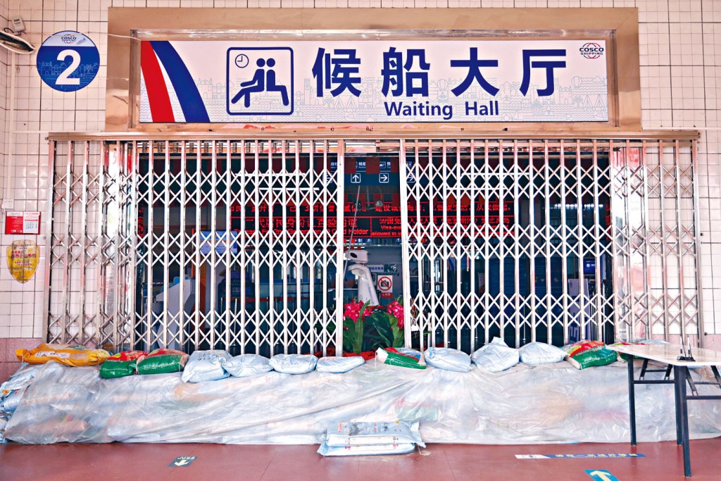 「圆规」逼近，海南海口候船大厅堆起沙包。