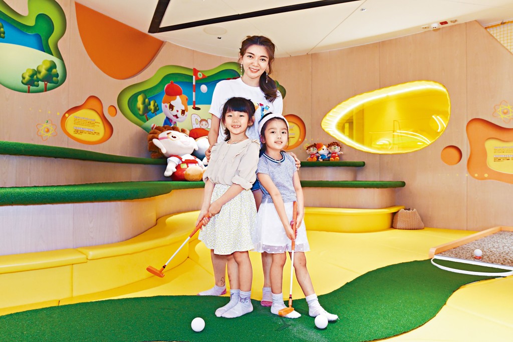 七歲豆豆（左）、六歲毛毛（右）和媽媽Amanda（後）第一時間體驗室內Golf Club設施。