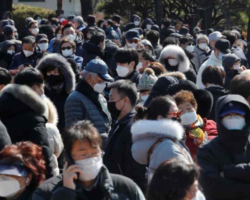 南韓亦出現口罩短缺明起實行口罩限購令。AP