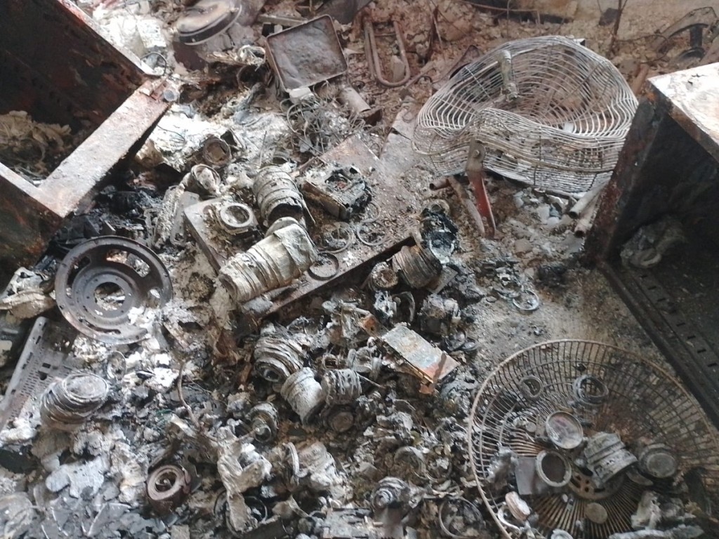 盧先生帶走數個已被燒熔的相機鏡頭殘骸。