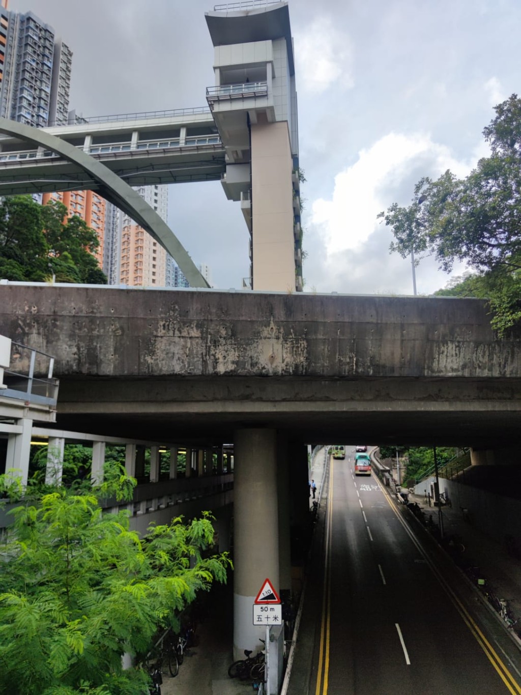 男子倒臥在天橋底。梁國峰攝