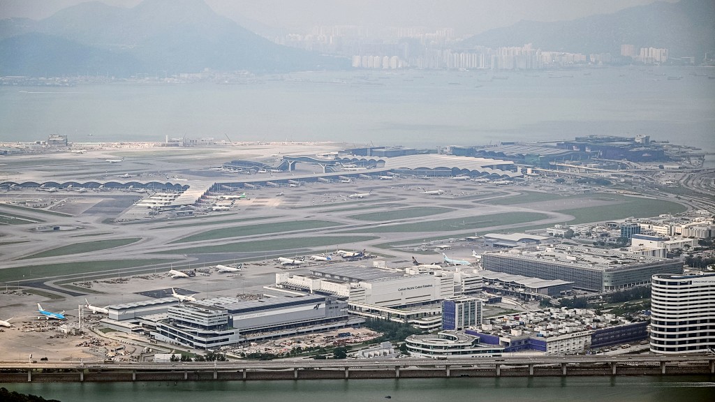 香港海關昨日(4月5日)在香港國際機場偵破兩宗旅客販運毒品的案件。資料圖片 香港海關昨日(4月5日)在香港國際機場偵破兩宗旅客販運毒品的案件。資料圖片