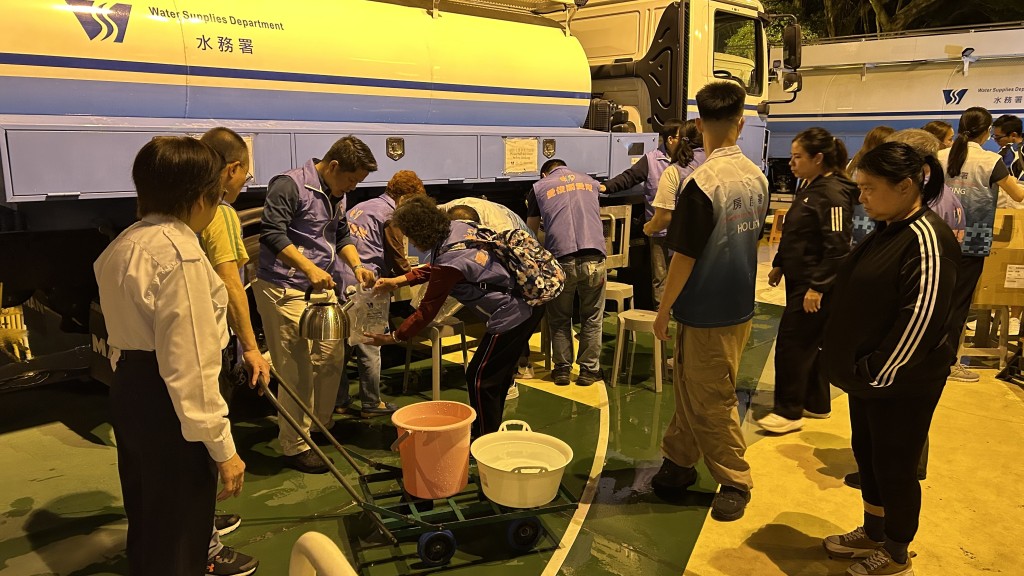 水務署以水車為居民提供食水。