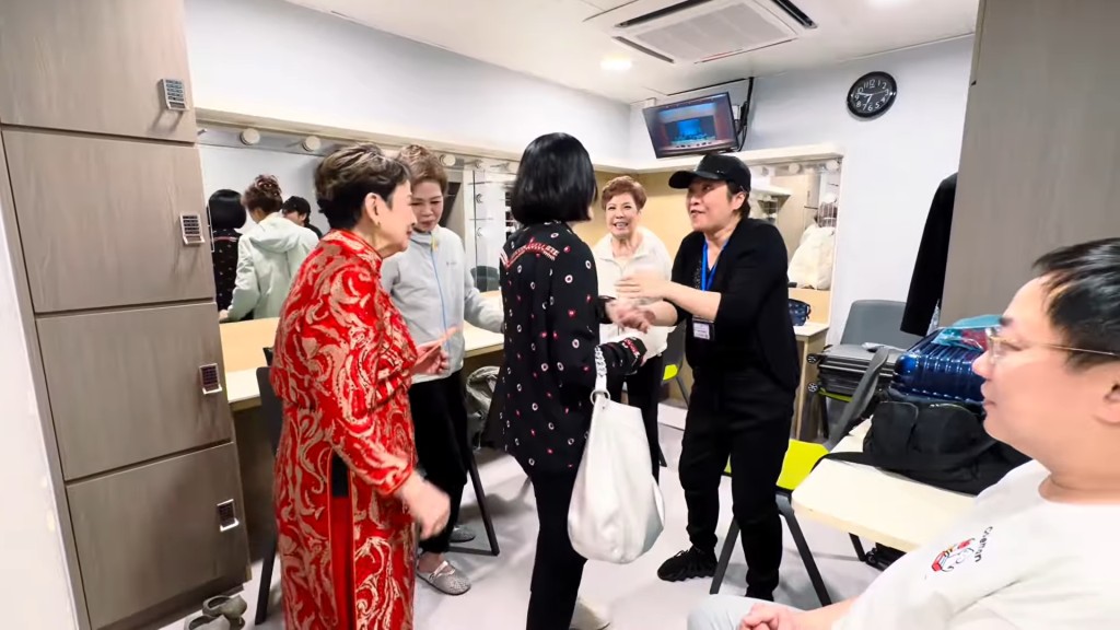 馮素波的兒子David(右)從英國返港支持媽媽。 馮素波的兒子David(右)從英國返港支持媽媽。