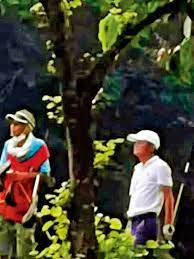 2021年9月29日，身穿白衣白帽的马云在粉岭高尔夫球场与友人打球