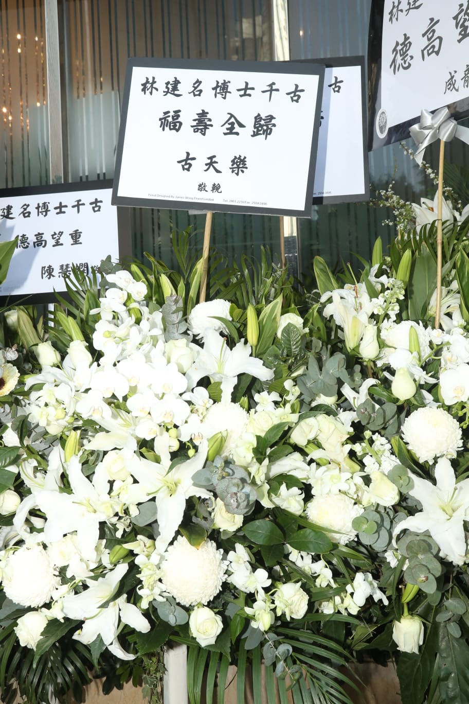 「大少」圈中廣結人緣,其中古天樂也有送上花牌。
