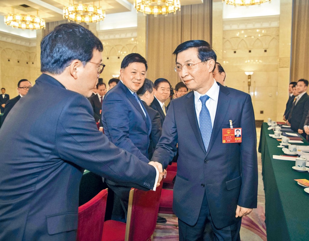 王沪宁四年前参加十三届全国人大一次会议香港代表团审议。