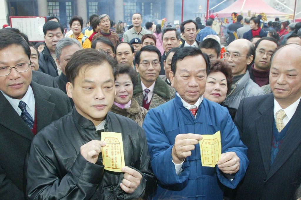 劉皇發（右二）2004年為港求籤。資料圖片