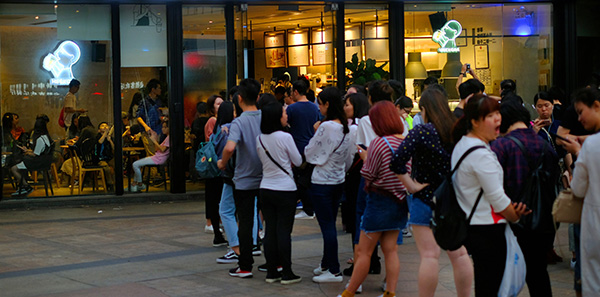 2017年4月15日，广州一家喜茶门店前排队的消费者。