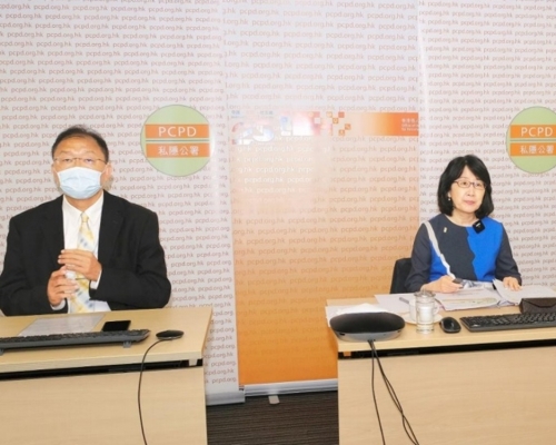 私隱專員鍾麗玲（右）與香港中文大學工程學院副院長（外務）黃錦輝教授（左）。