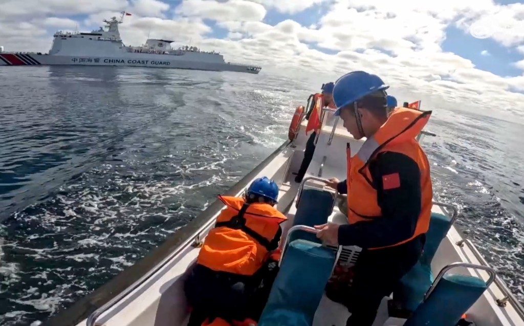 中國海警「秀山艦（2305）」編隊繼續執行台灣島以東海域執法巡查。中國海警