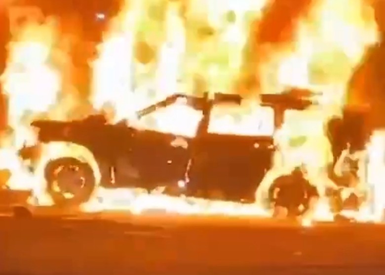 被无人机袭击的汽车爆发熊熊大火。网上图片