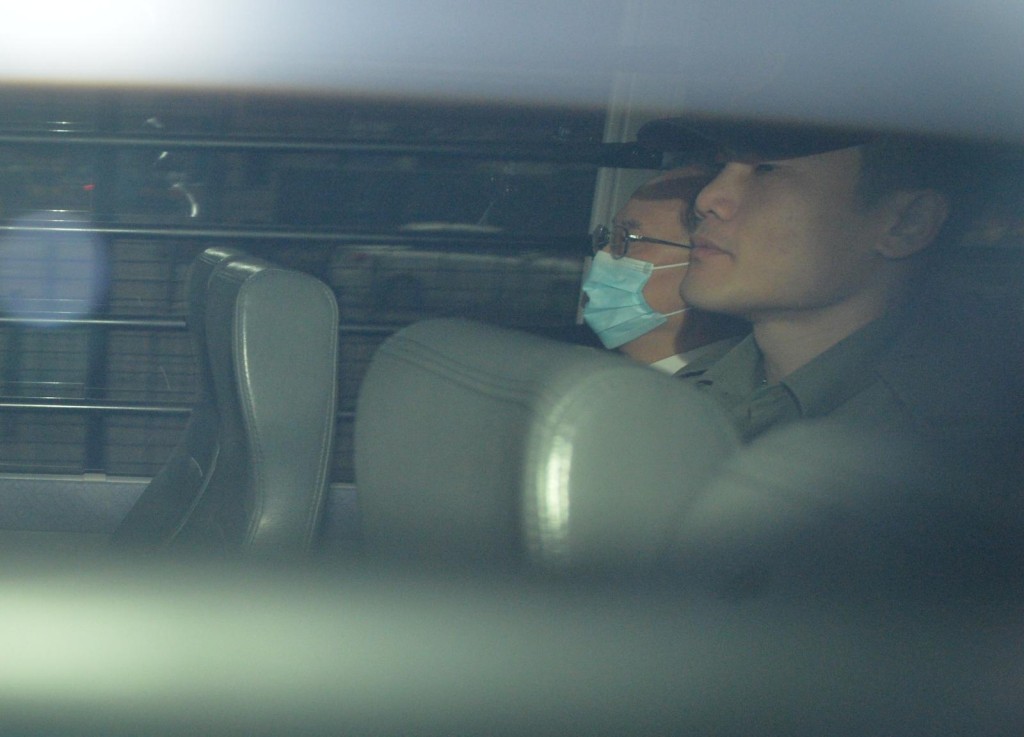 曾蔭權登囚車往高院判刑。