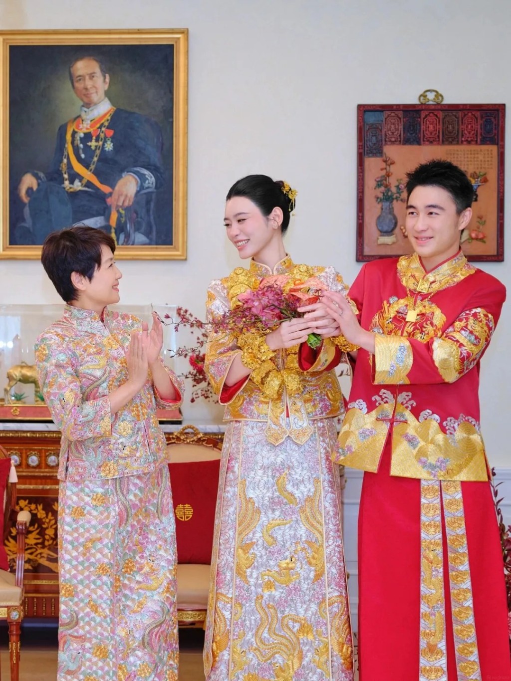 婚禮答謝宴當日，何猷君同奚夢瑤按照統補辦中式敬茶婚禮環節。
