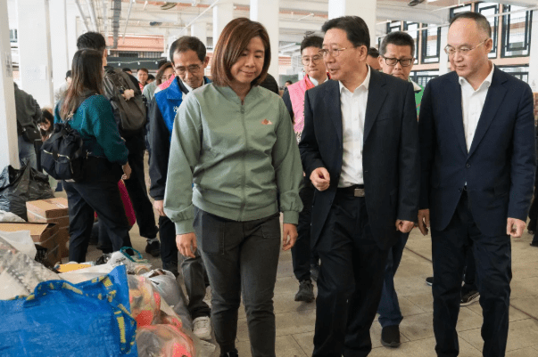 周霽、農融也探望了參與救援工作的醫護人員、關愛隊成員、警員、民政事務署工作人員並進行交流。中聯辦圖片