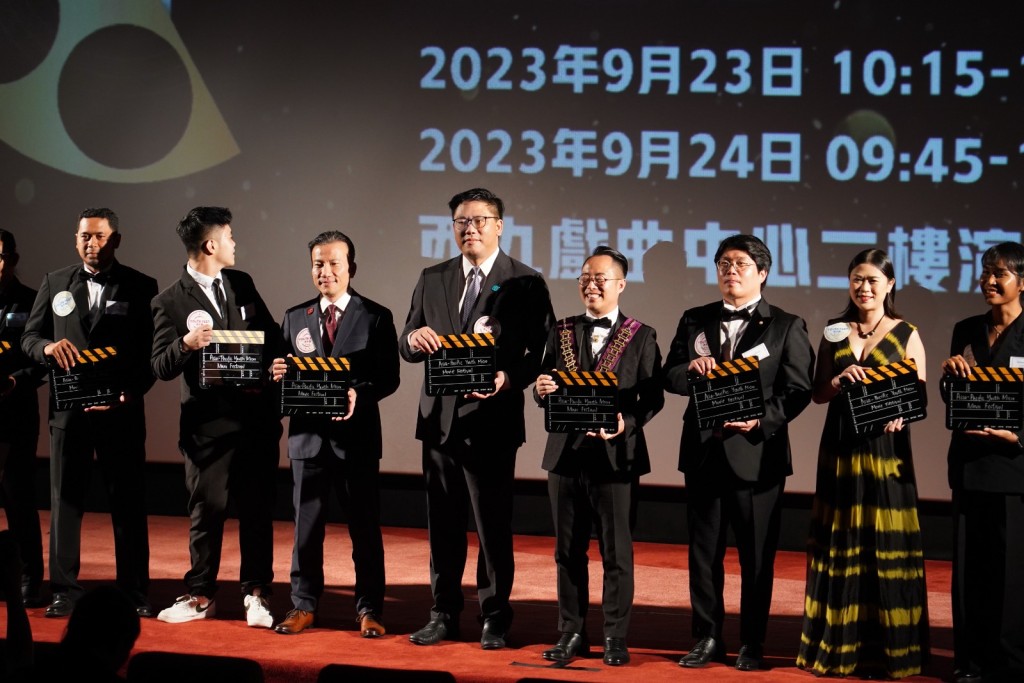 民政及青年事务局副局长梁宏正主礼，同场亦有11位亚太青年导演一同为微电影节揭开序幕。