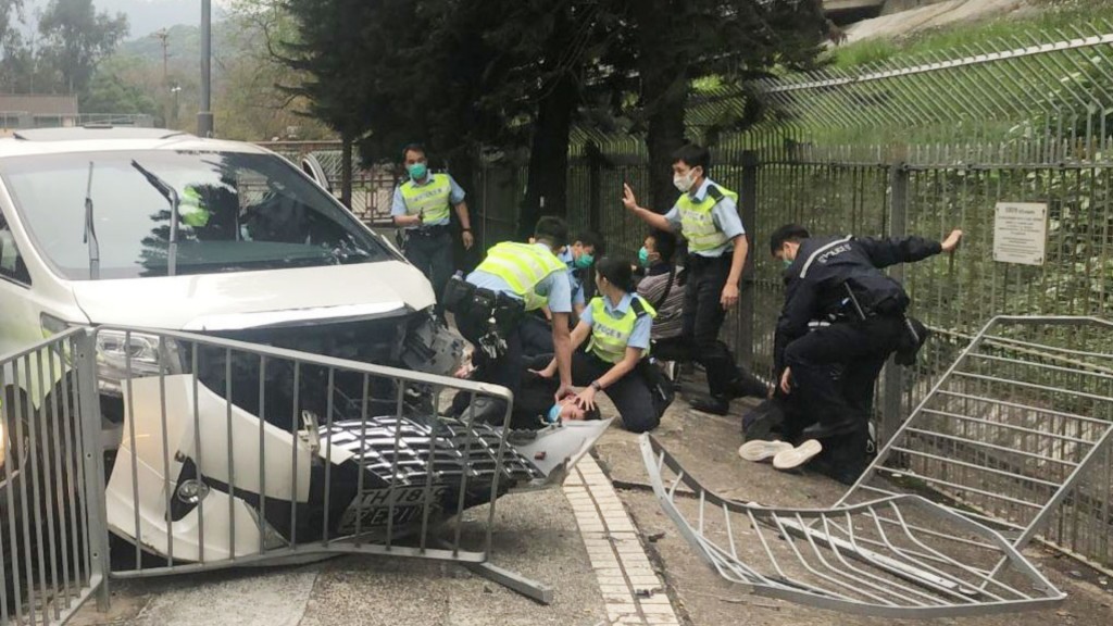 七人車失控撞欄後被警方截獲。資料圖片