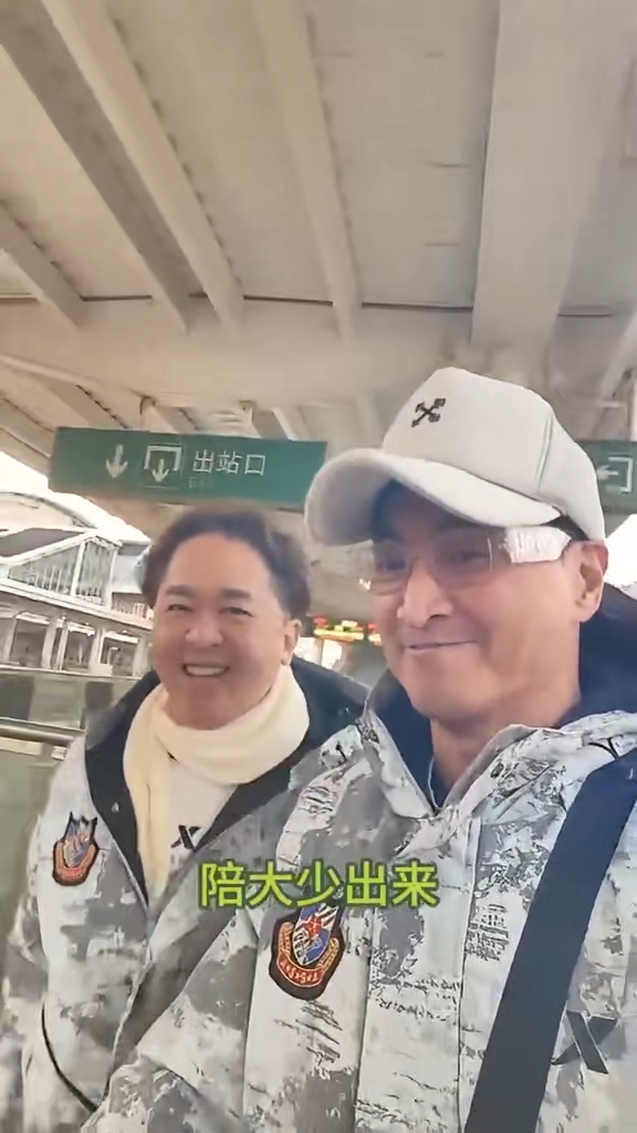 何家勁鄧兆尊關係密切。 何家勁鄧兆尊關係密切。