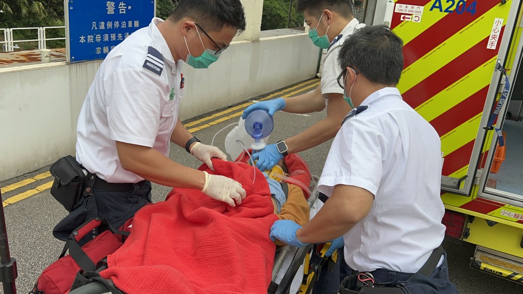 男子送院時已陷昏迷。曾志恒攝 男子送院時已陷昏迷。曾志恒攝