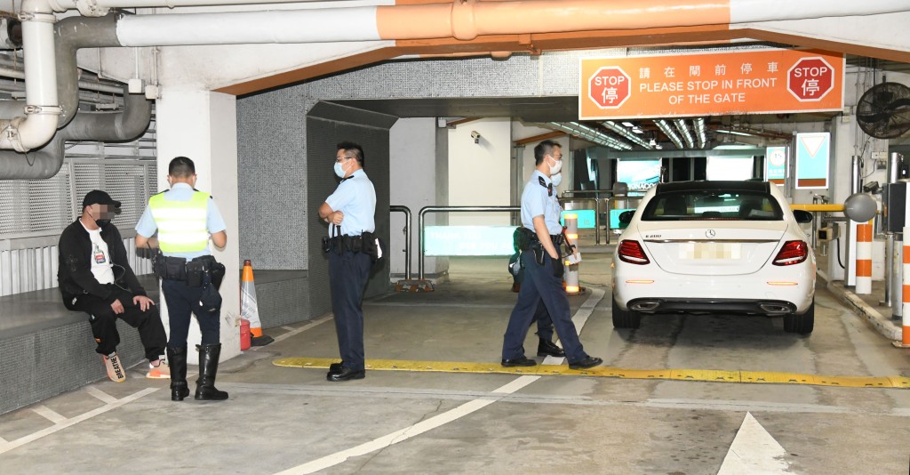 私家車駛至停車場出閘口停車不動，司機接受警員調查。李家傑攝