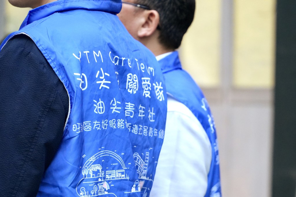 有議員關注如何培訓關愛隊隊員,民政事務總署署長杜潔麗表示,對關愛隊隊員的培訓是全方位。資料圖片 有議員關注如何培訓關愛隊隊員,民政事務總署署長杜潔麗表示,對關愛隊隊員的培訓是全方位。資料圖片