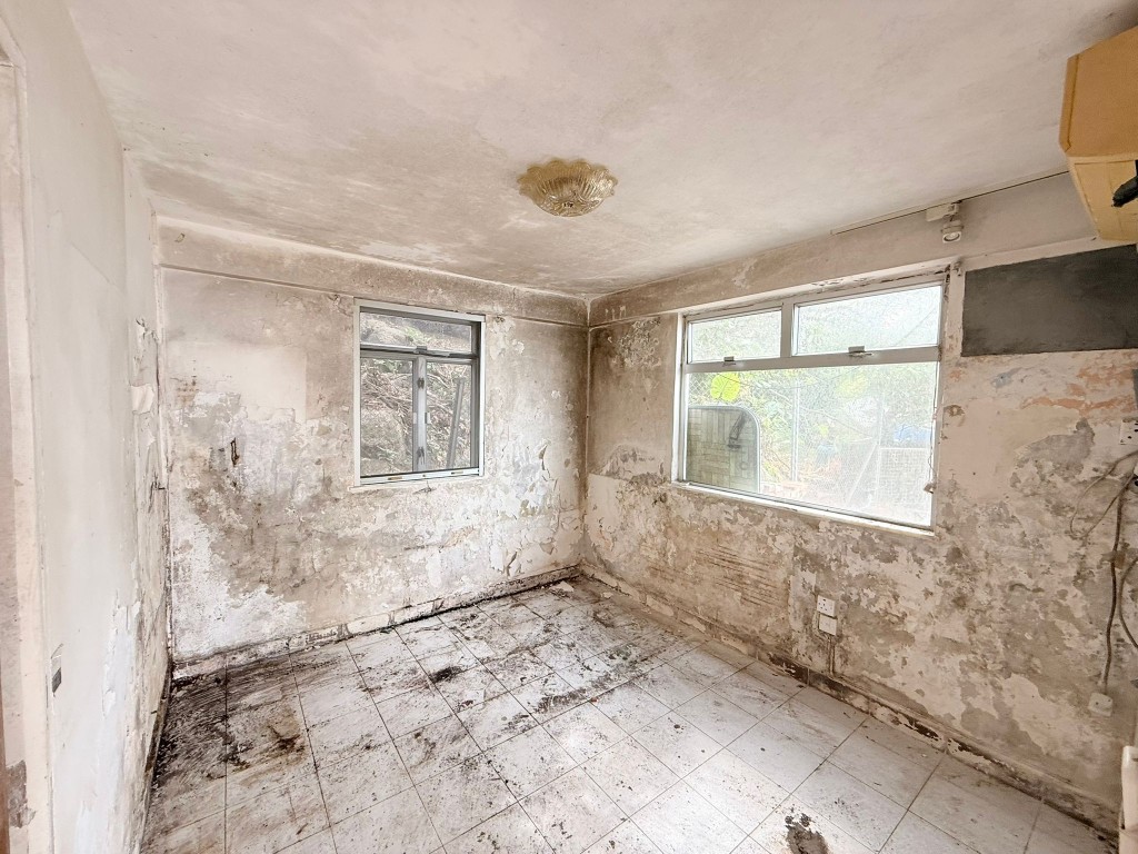 房間亦見寬敞,放置睡牀後仍有足夠空間擺放衣櫃或書桌等。不過單位有不少拆除痕跡及污漬,住戶在入住前需再略加裝修。 房間亦見寬敞,放置睡牀後仍有足夠空間擺放衣櫃或書桌等。不過單位有不少拆除痕跡及污漬,住戶在入住前需再略加裝修。