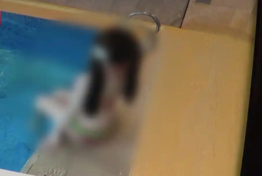 有部分用户为求商品销量或吸引流量,让儿童穿上成人化服饰或摆出性感造型。 有部分用户为求商品销量或吸引流量,让儿童穿上成人化服饰或摆出性感造型。