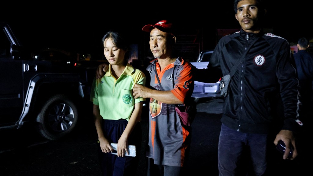 女學生疏散離開學校。 美聯社