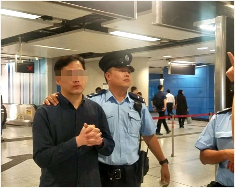 涉非禮男子（右）被帶走。林思明攝