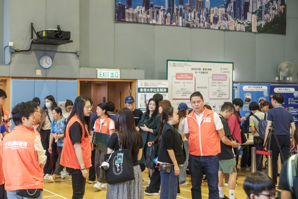 中西區關愛隊在活動中負責聯絡基層家庭及人群分流工作。 中西區關愛隊在活動中負責聯絡基層家庭及人群分流工作。