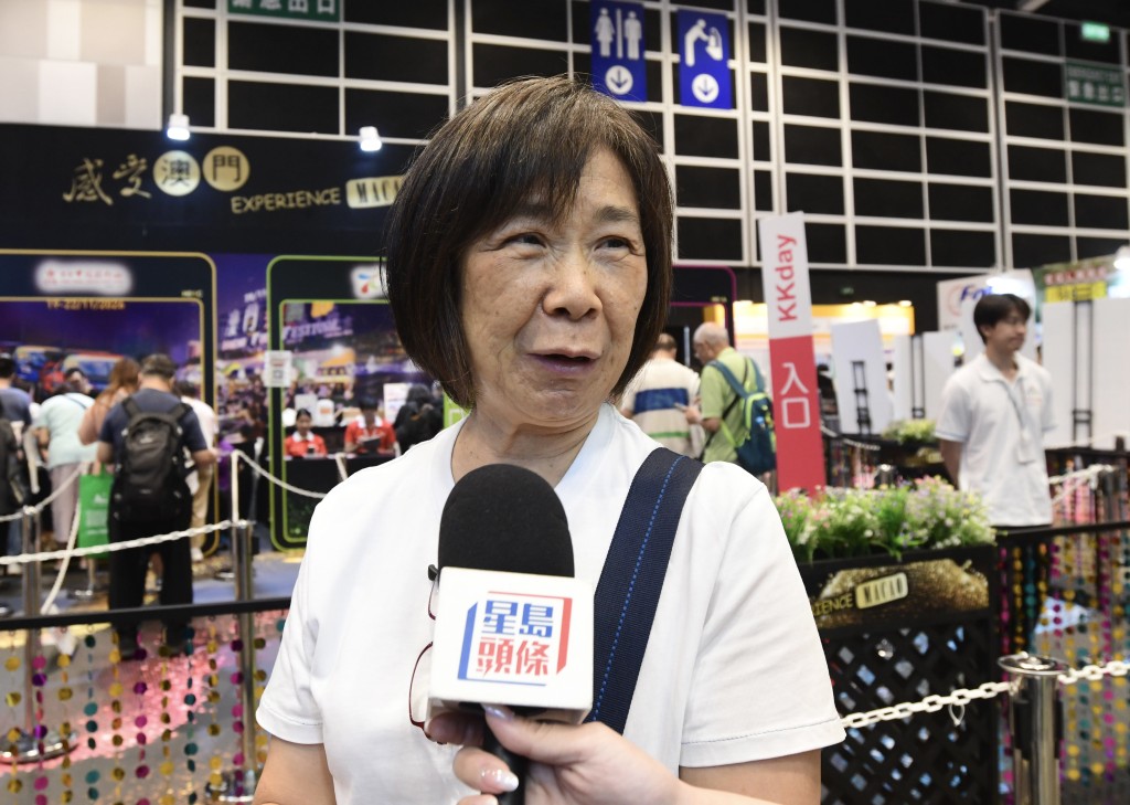 市民周女士則主要抱著「看一看、先取資料」的心態入場。 市民周女士則主要抱著「看一看、先取資料」的心態入場。