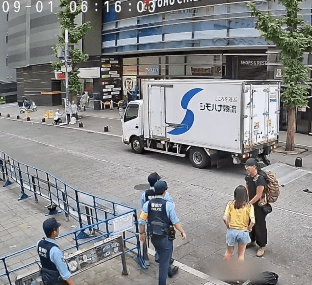 警员走近时，女子已站起来并正在穿回衣物。