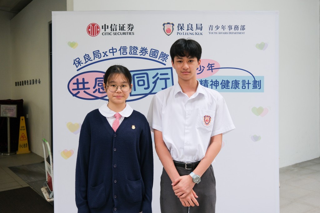 李城璧中學的(左)張同學和(右)黃同學認為沙畫創作可讓自己的心情平伏下來,是一個紓壓的好方法。 李城璧中學的(左)張同學和(右)黃同學認為沙畫創作可讓自己的心情平伏下來,是一個紓壓的好方法。
