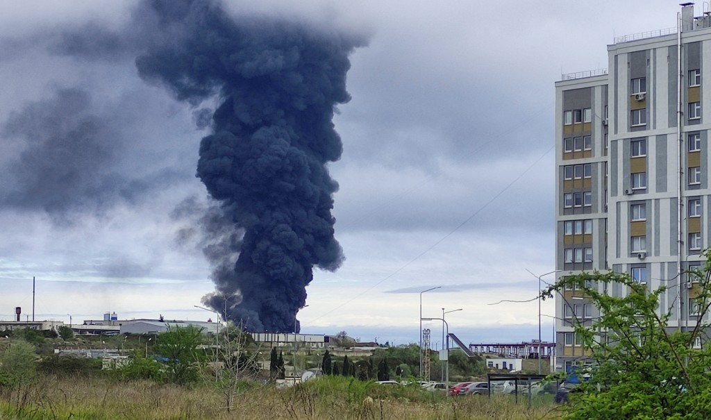 俄乌战争期间，在克里米亚塞瓦斯托波尔发生据称无人机袭击后，储油厂上方冒出浓烟直冲上天。路透