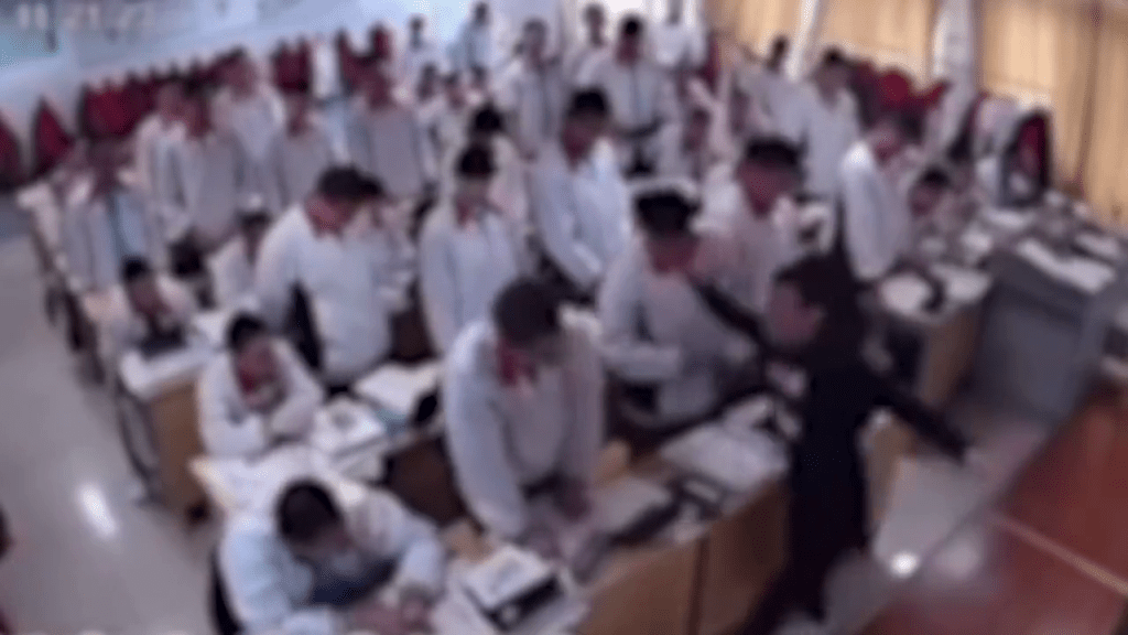 網片顯示，老師在課室體罰學生，逐一掌摑前排的學生。