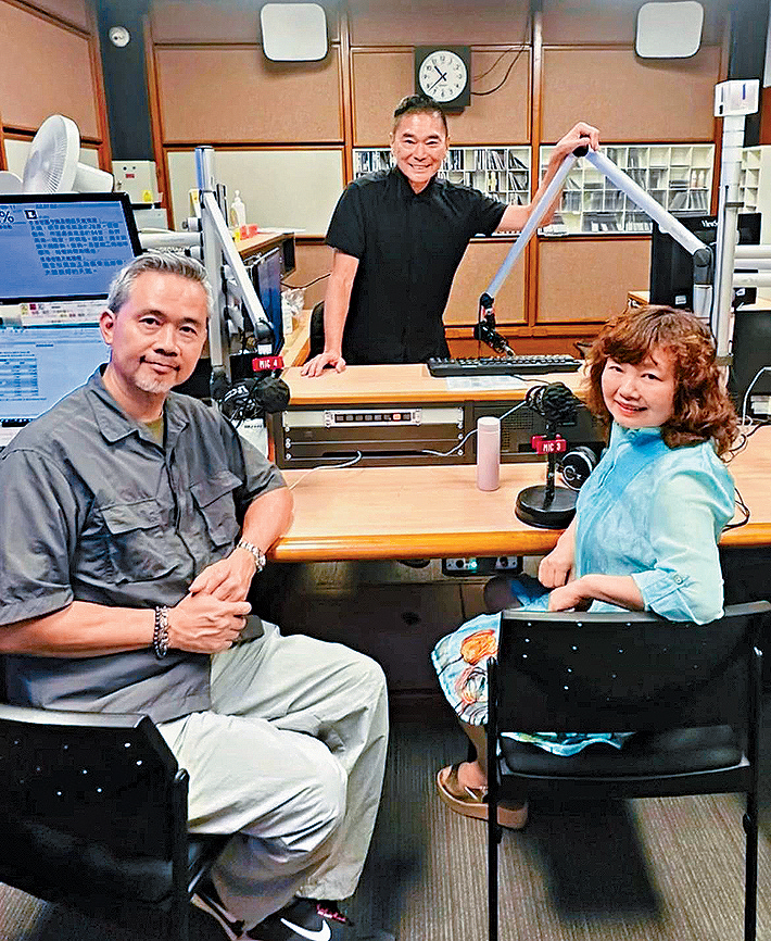 林文映正與好友、時裝設計師鄧達智，探討將客家服飾融入時裝設計作推廣。