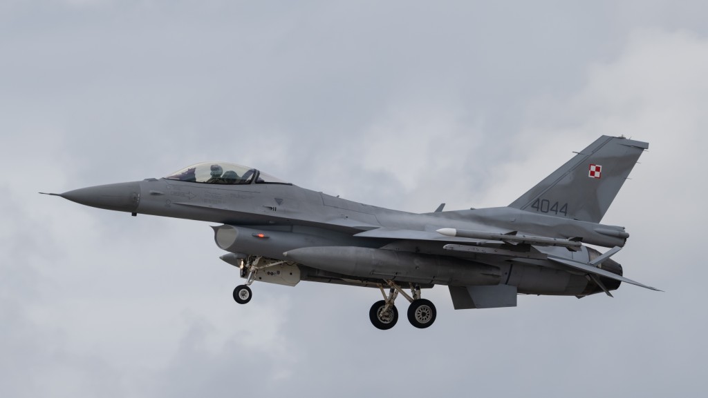 波蘭F-16空軍戰機彩排時墜毀，飛行員身亡。路透社資料圖片