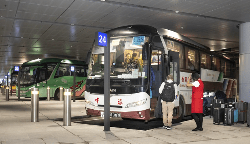 旅遊車候車大堂與一號客運大樓無縫連接，提供41個停車位供旅遊巴、跨境客車及轎車，機員巴士及居民巴士等使用，同時設有跨境交通票務櫃檯。機管局圖片