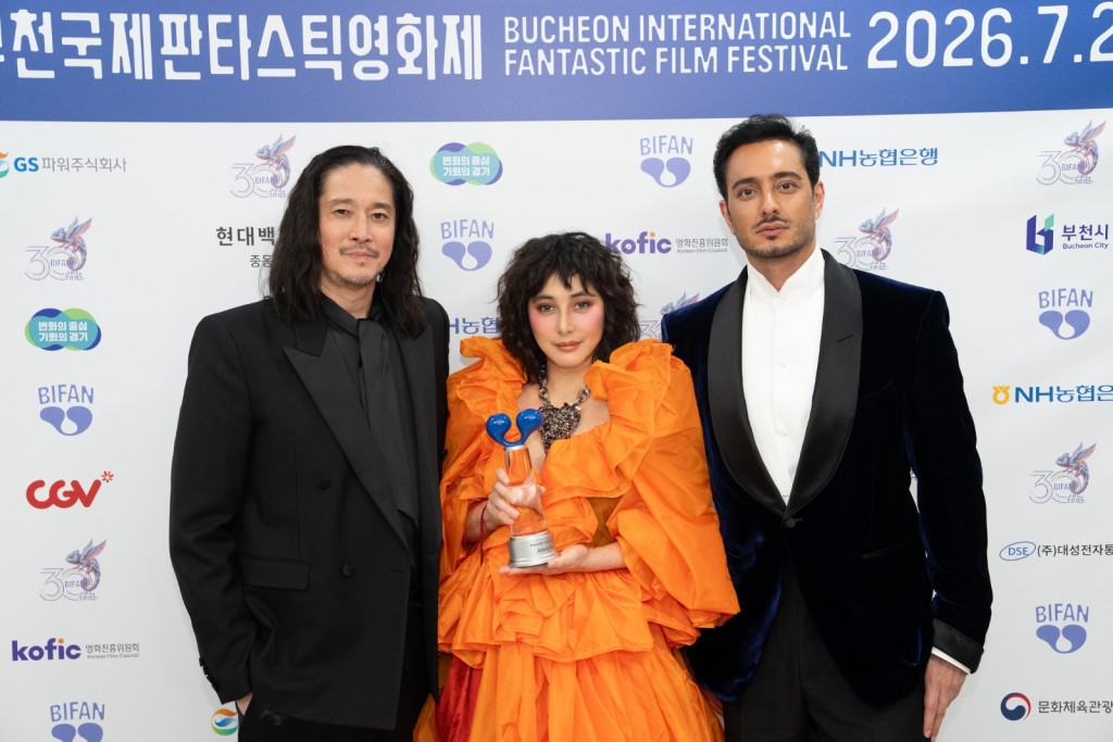 由彭氏兄弟執導，何超（中）、陳家樂、Iman（右）主演，陳子聰（左）監製的奇幻懸疑電影《拾荒法師》