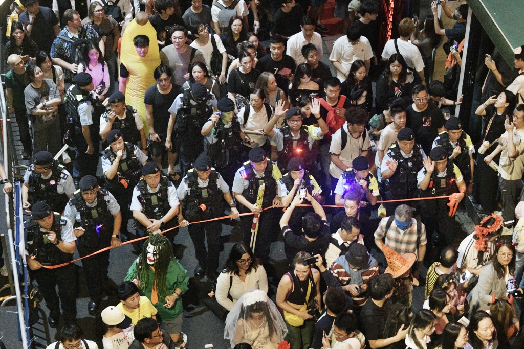 警方實施人潮管理措施。 警方實施人潮管理措施。