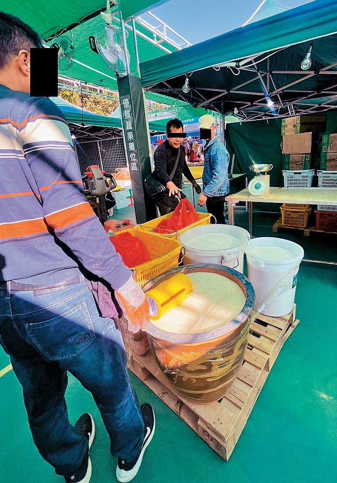 有本地農戶發現「高佬」（穿黑衣者）將多桶白米運到嘉年華攤檔。
