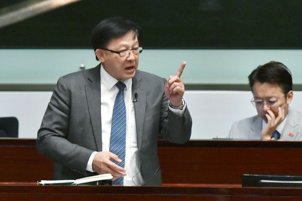 何君堯批評公務員退休金過高，直言「唔單止『乸脷』呀，仲『乸肺』添」。資料圖片