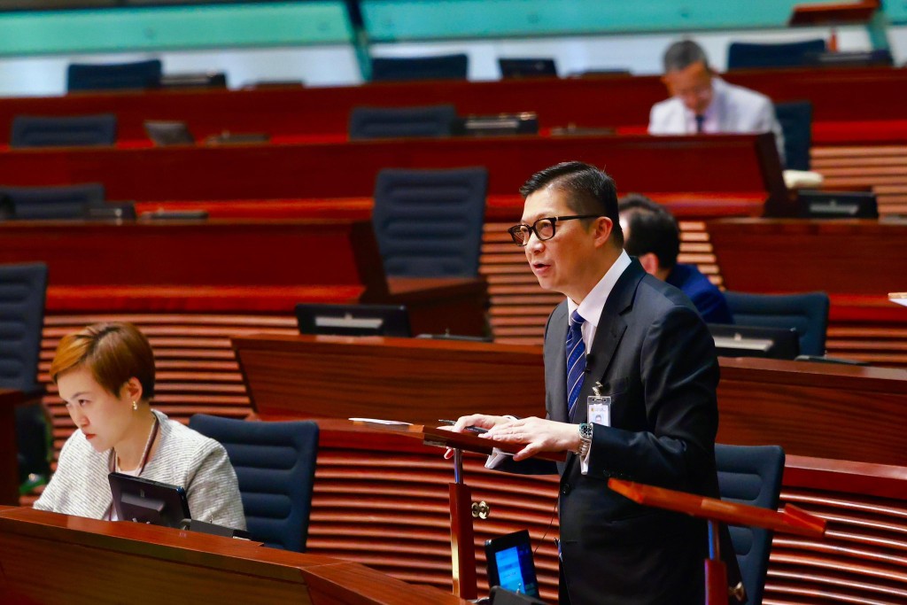 鄧炳強今早到立法會回答有關「打擊窺淫及偷拍私密部位罪行」的口頭質詢。鄧炳強FB圖片 鄧炳強今早到立法會回答有關「打擊窺淫及偷拍私密部位罪行」的口頭質詢。鄧炳強FB圖片