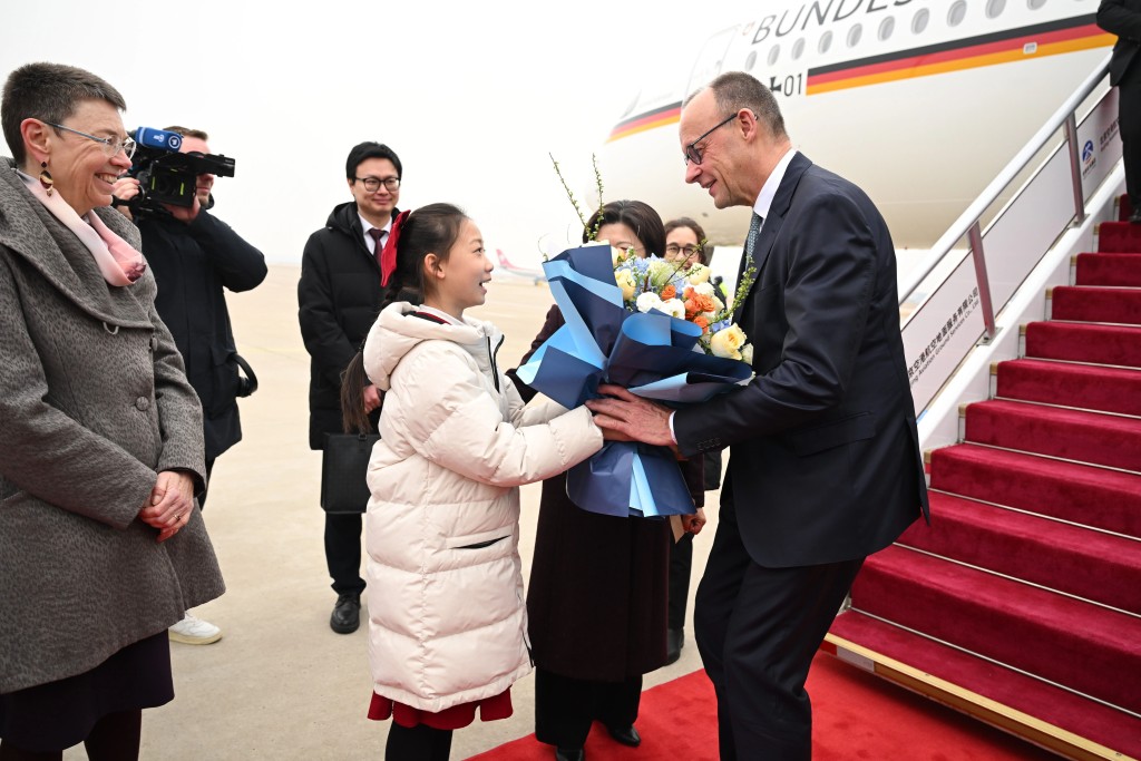 2月25日上午，德國總理默茨抵達北京，開始對中國進行為期兩天的正式訪問。新華社