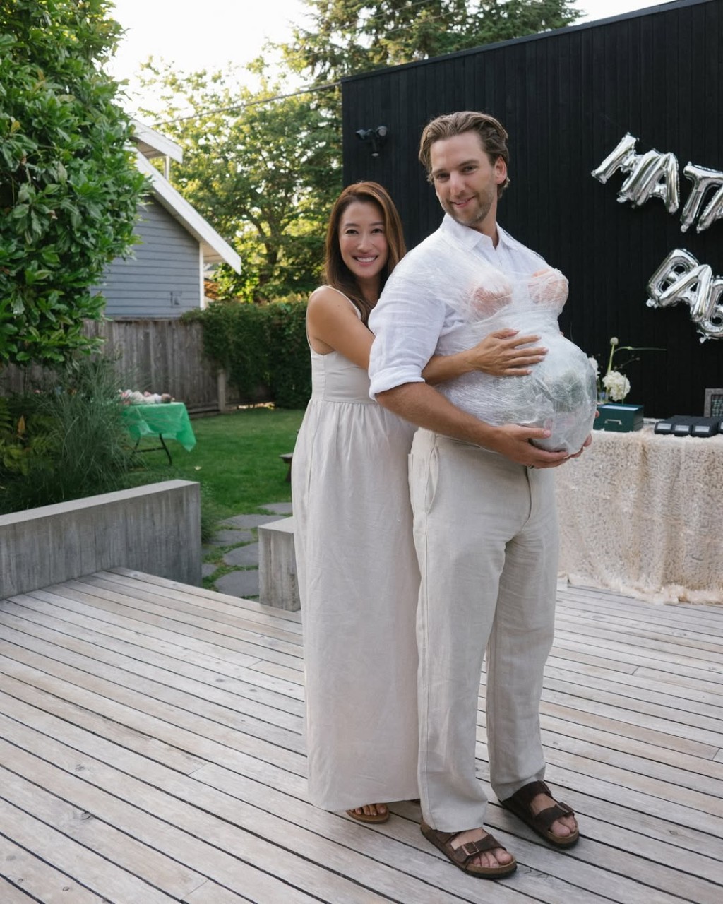 謝婷婷見到Mathew「假孕肚」，忍不住上下其手。