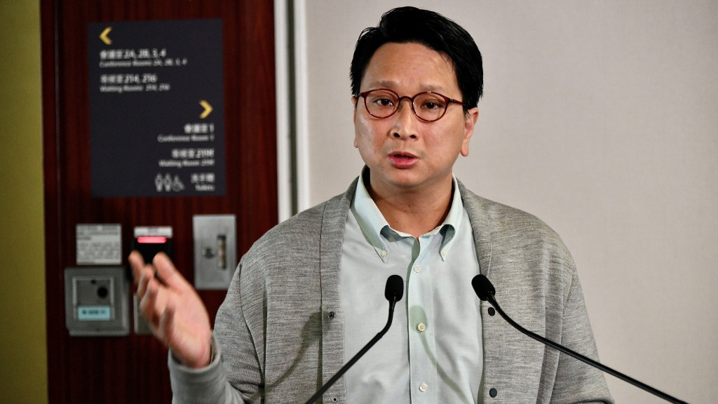 鄧家彪回應巴士加價方案。盧江球攝