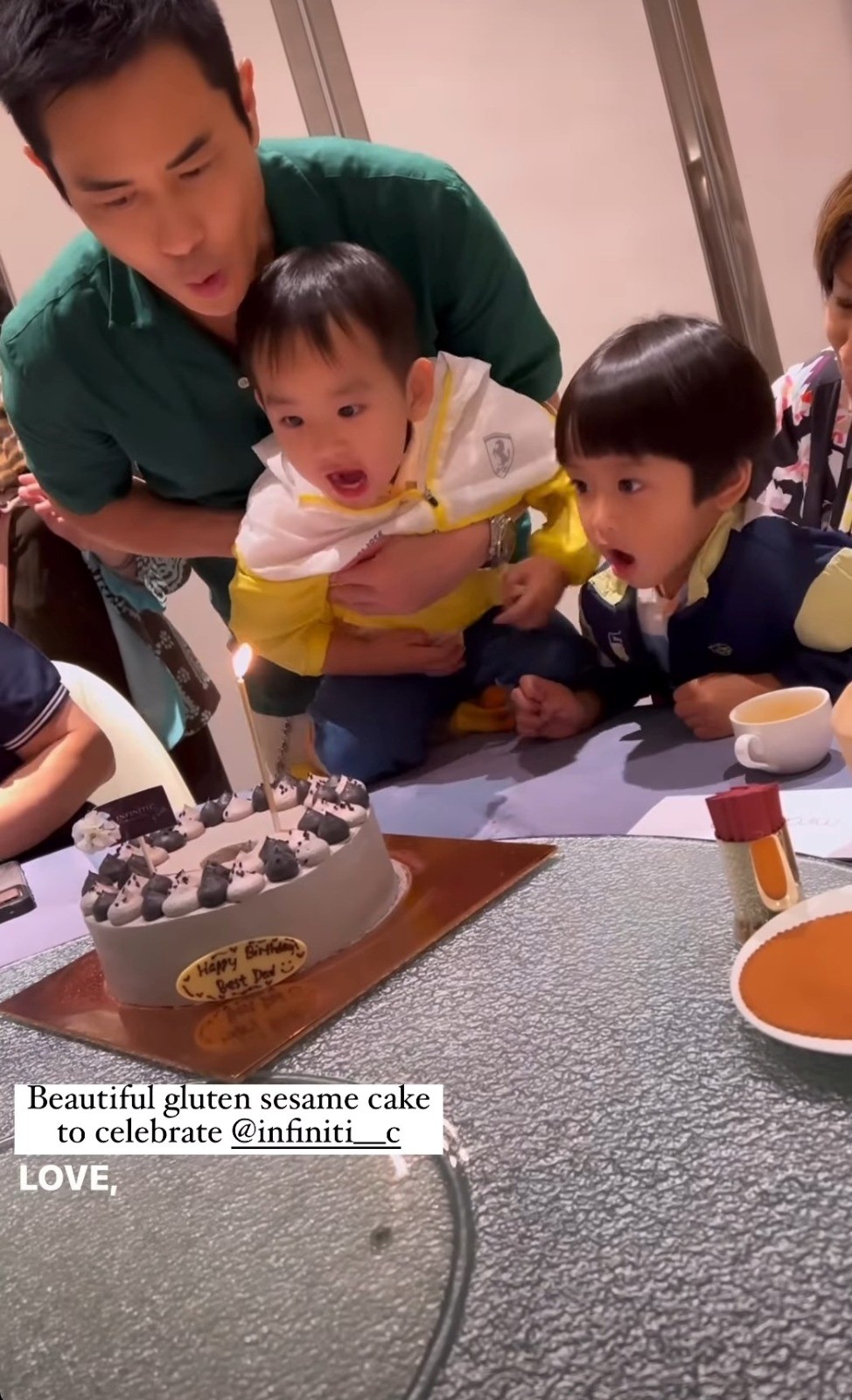 日前仲食咗餐生日飯，鄭嘉穎兩個仔好cute。