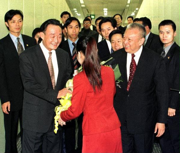 時任中國國務院副總理吳邦國(圖左)於2000年12月2日抵達香港進行考察訪問,由時任香港特區行政長官董建華(圖右)親率代表團在機場接機的情景。 當時吳邦國展開了為期四天的訪港行程,主要目的是主持「2000年亞洲電信展」(ITU Telecom Asia 2000)的開幕典禮。 時任中國國務院副總理吳邦國(圖左)於2000年12月2日抵達香港進行考察訪問,由時任香港特區行政長官董建華(圖右)親率代表團在機場接機的情景。 當時吳邦國展開了為期四天的訪港行程,主要目的是主持「2000年亞洲電信展」(ITU Telecom Asia 2000)的開幕典禮。
