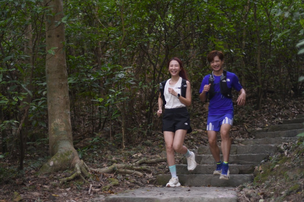 钊峰邀请米露迪参加毅行者，希望多一个朋友感受跑山乐趣。 吴家祺摄